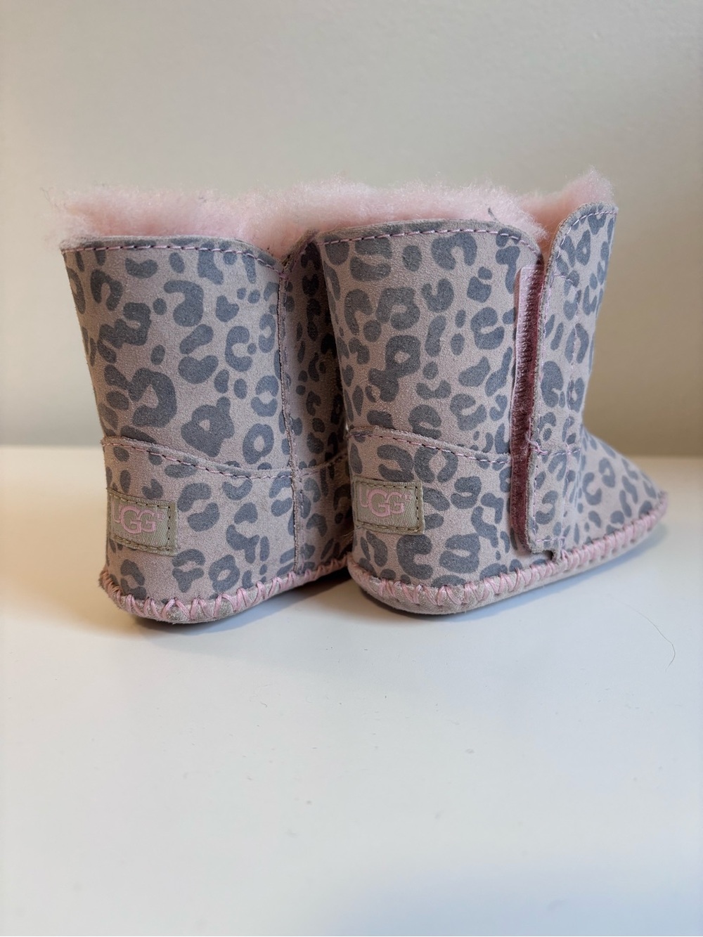 NEW UGG Toddler Baby Pink Gray Leopard Cozy Shearling Booties, unworn